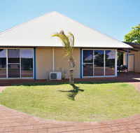 Osprey Holiday Village Unit 109 - Pleasant 3 Bedroom Holiday Villa with a Pool in the Complex