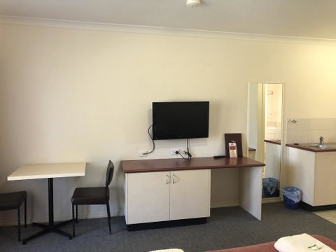 Outback Quarters- Motel Hay - Holiday Adelaide 2