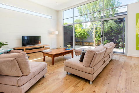 PALM COURT RETREAT - MORNINGTON - Holiday Adelaide 0