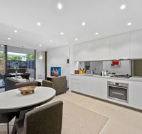 Peaceful Water-side Retreat With Huge Courtyard. - Holiday Adelaide