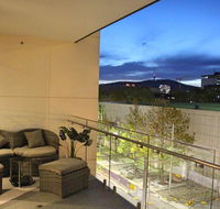 Perfectly Located Modern Apartment - Canberra CBD - Holiday Adelaide