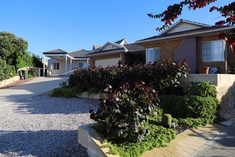 Perth Beachside Holiday House - Holiday Adelaide 1