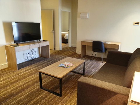 Porter's Plainland Hotel - Holiday Adelaide 1