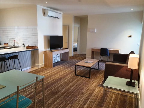 Porter's Plainland Hotel - Holiday Adelaide 3