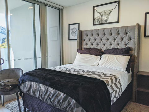 Presidential 3-bed 2-bath, Balcony, With Pool Included - Holiday Adelaide 0
