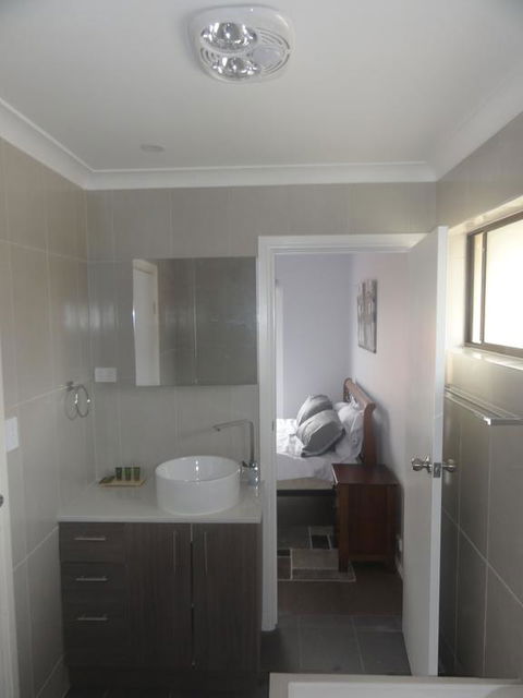 Prime Location & Spacious - Holiday Adelaide 2