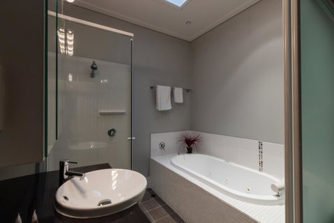 Promenade Executive Apartments - Holiday Adelaide 3