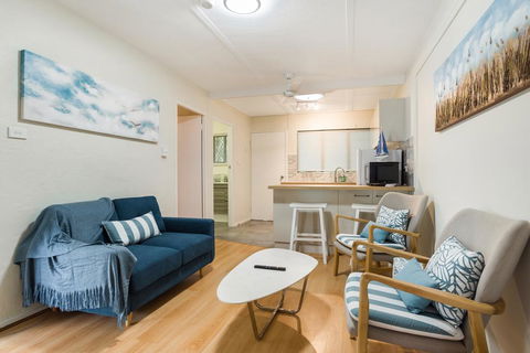 Rare! Modern Unit With Private Fenced Garden Close To The Beach PC4 - Holiday Adelaide 0