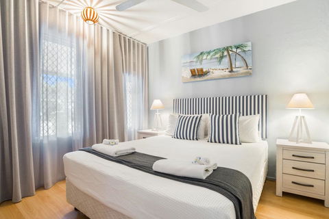 Rare! Modern Unit With Private Fenced Garden Close To The Beach PC4 - Holiday Adelaide 1