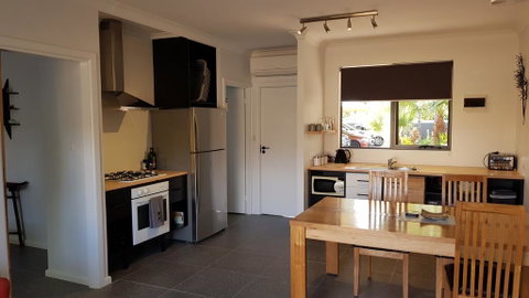 Red Ochre - Large 1BR With Private Courtyard - Holiday Adelaide 2