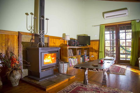 Red Tractor Retreat - Holiday Adelaide 3