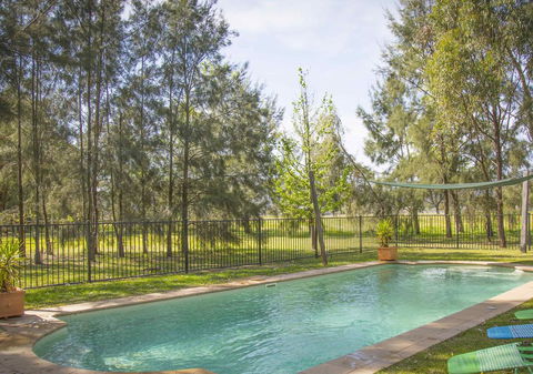 Red Tractor Retreat - Holiday Adelaide 2