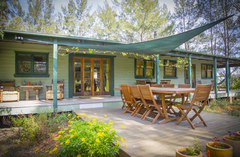 Red Tractor Retreat - Holiday Adelaide 1