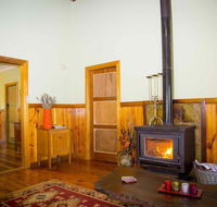 Red Tractor Retreat - Holiday Adelaide