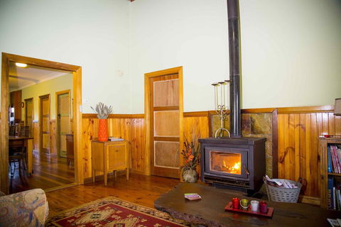 Red Tractor Retreat - Holiday Adelaide 0