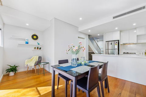 Relax In A Spacious & Modern Townhouse In Asquith - Holiday Adelaide 2