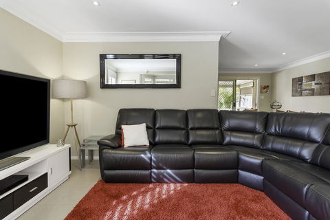 RELAXED COASTAL GETAWAY // MOMENTS TO WATERFRONT - Holiday Adelaide 3