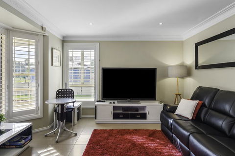 RELAXED COASTAL GETAWAY // MOMENTS TO WATERFRONT - Holiday Adelaide 2