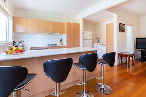 RENOVATED BEACH BEAUTY - ROSEBUD - Holiday Adelaide 2