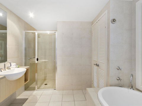 RESORT ON THE BEACH 6310 - TOP FLOOR - Holiday Adelaide 2