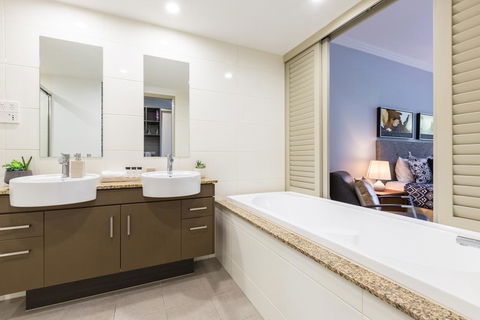 Resort Room In Paradise - Holiday Adelaide 2