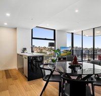 Resort-style Apartment with Balcony Pool and Gym - Holiday Adelaide