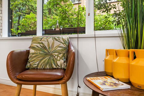 Retro Styled 3 Bedroom Apartment With Tree Views - Holiday Adelaide 2