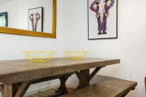Retro Styled 3 Bedroom Apartment With Tree Views - Holiday Adelaide 3