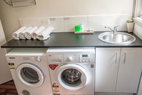 Russell Falls Holiday Cottages - Holiday Adelaide 1