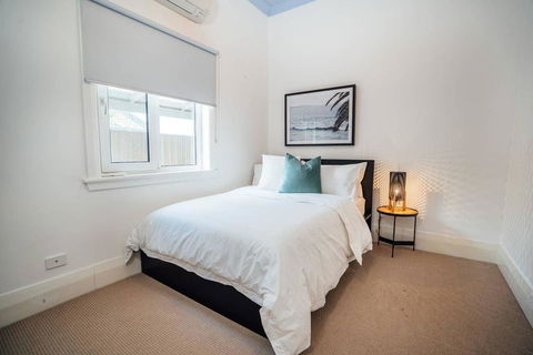Santorini On Seaview-Beachside Living - Sauna - Wifi - Holiday Adelaide 3