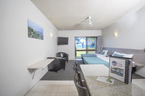 Sarina Beach Motel - Holiday Adelaide 3