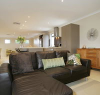 Seal 4 Bedroom House by Shoalwater Executive Homes - Holiday Adelaide