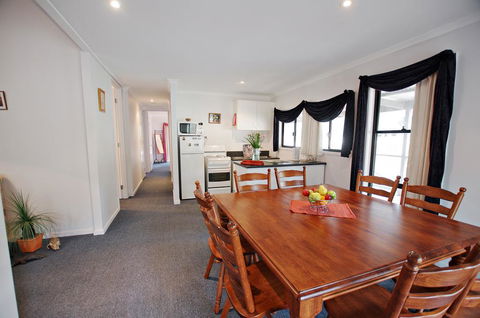 Serenity Grove - Holiday Adelaide 1