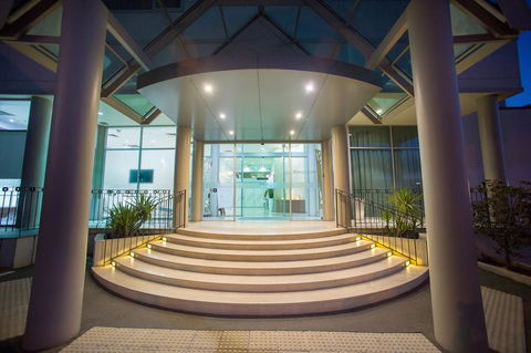 Sfera's Park Suites & Convention Centre - Holiday Adelaide 0