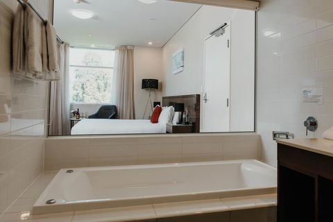 Sfera's Park Suites & Convention Centre - Holiday Adelaide 1