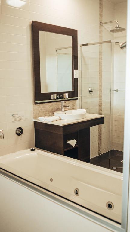 Sfera's Park Suites & Convention Centre - Holiday Adelaide 3