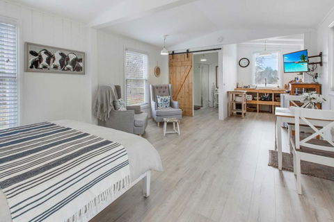 Shearers Cottage - Pet Friendly Holiday Accommodation - Holiday Adelaide 3