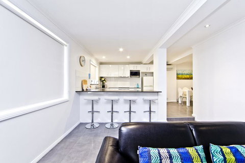 Shells On The Shore Holiday Accomm - Dolphins - Holiday Adelaide 3