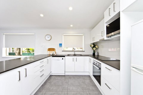 Shells On The Shore Holiday Accomm - Dolphins - Holiday Adelaide 2