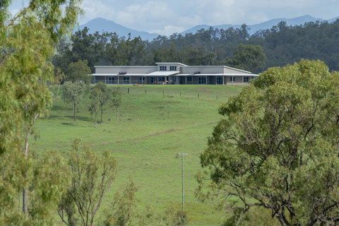Skyline Farm House - Holiday Adelaide 1