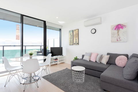 South Yarra City View Apartment With Car Park, Amazon Alexa, Spotify, Netflix, And WiFi - Holiday Adelaide 1