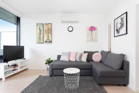 South Yarra City View Apartment With Car Park, Amazon Alexa, Spotify, Netflix, And WiFi - Holiday Adelaide 2