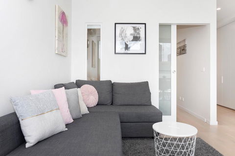South Yarra City View Apartment With Car Park, Amazon Alexa, Spotify, Netflix, And WiFi - Holiday Adelaide 3