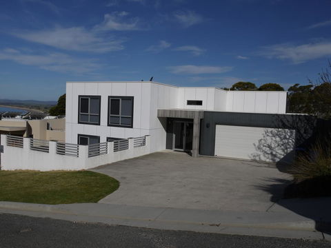 Spectacular Holiday Living - Holiday Adelaide 0