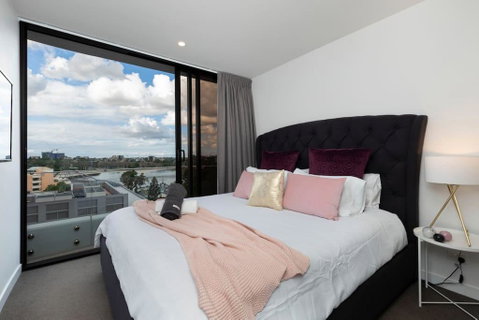 STH - River Views, Fast Internet, Long Stays - Holiday Adelaide 1