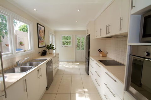 Strahan House - Holiday Adelaide 2