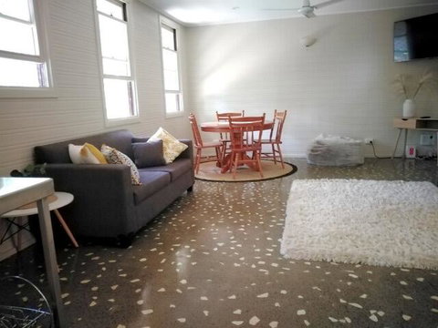 Stranded? Nowhere To Stay? Sanitised Apartment, Sleeps 4, Netflix, Wifi, Pool - Holiday Adelaide 0