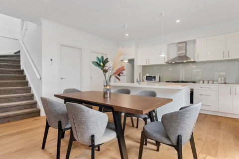 Style, Comfort And Convenience - Holiday Adelaide 1