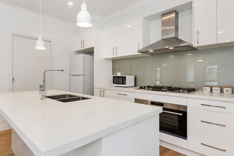 Style, Comfort And Convenience - Holiday Adelaide 2