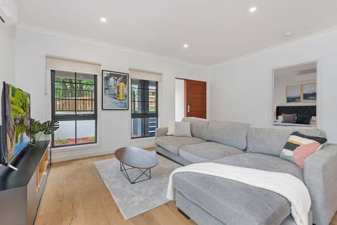 Style, Comfort And Convenience - Holiday Adelaide 3